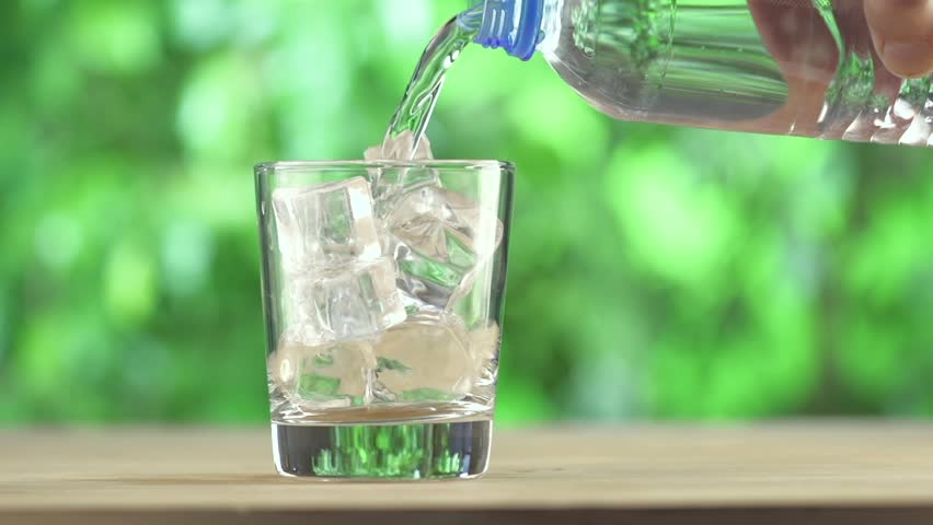 glas water helpt de mond te drogen xerostomie