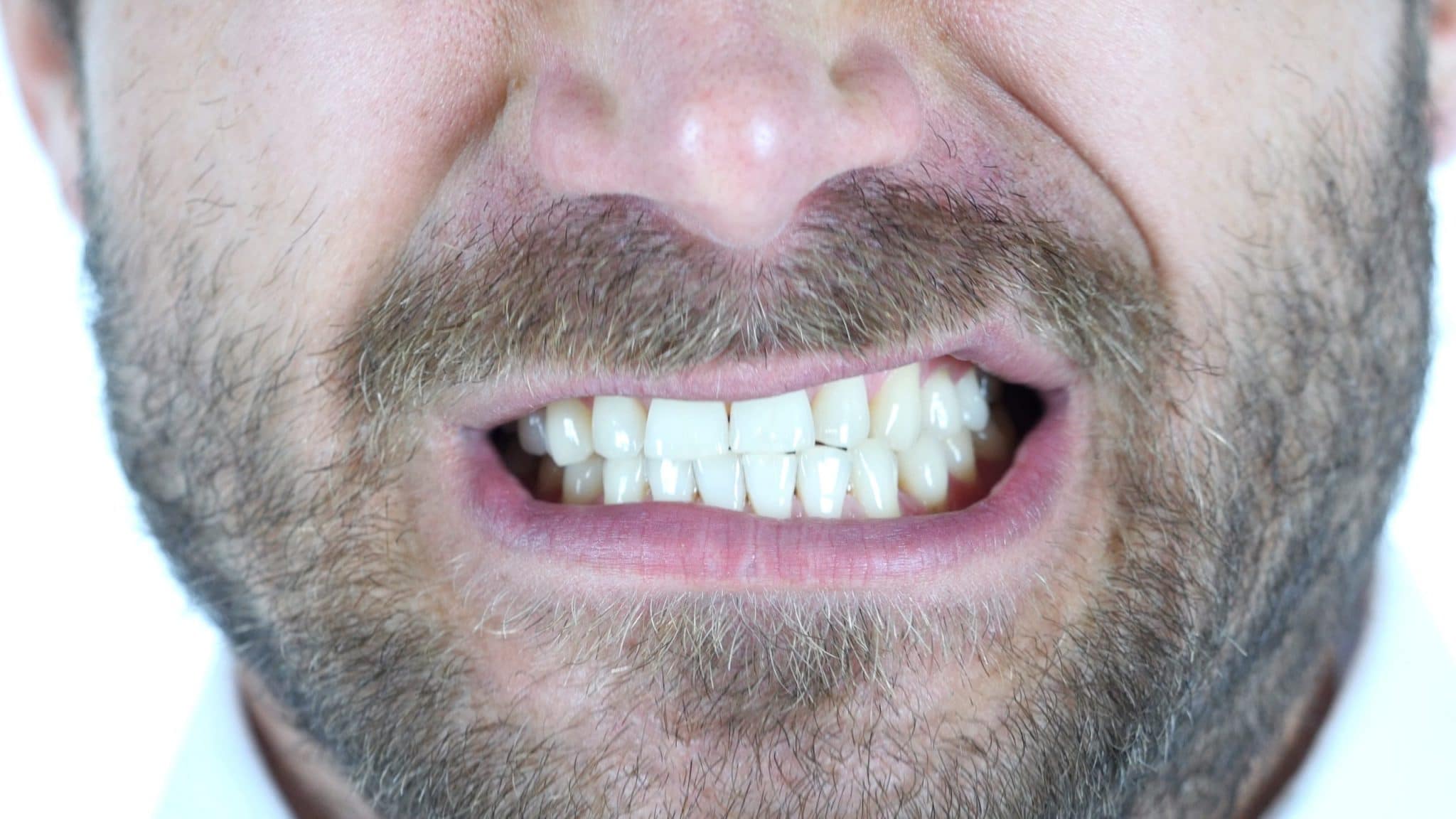 bruxisme, comment arrêter le grincement des dents, & douleur orofaciale en vedette image
